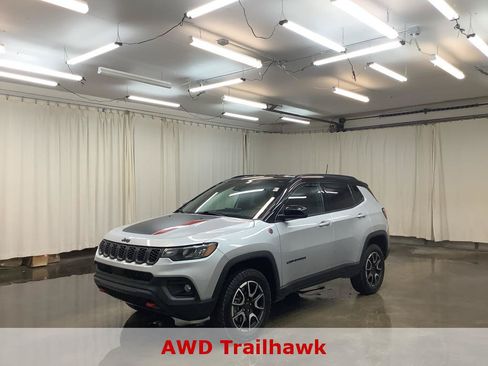 Used 2025 Jeep Compass Trailhawk AWD/4WD image 1