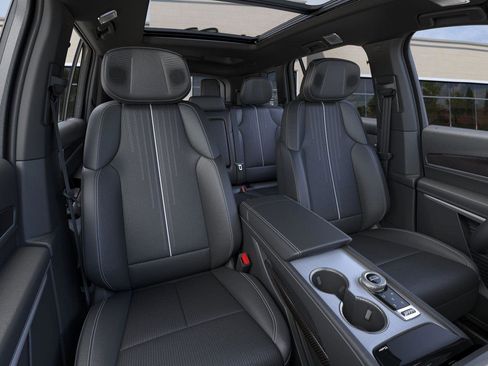 New 2026 Cadillac Vistiq Luxury image 17