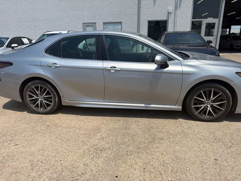 Used 2024 Toyota Camry SE FWD image 3