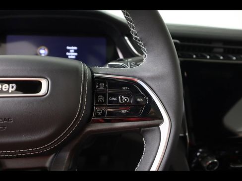 New 2024 Jeep Grand Cherokee Overland w/ Luxury Tech Group IV AWD/4WD image 19