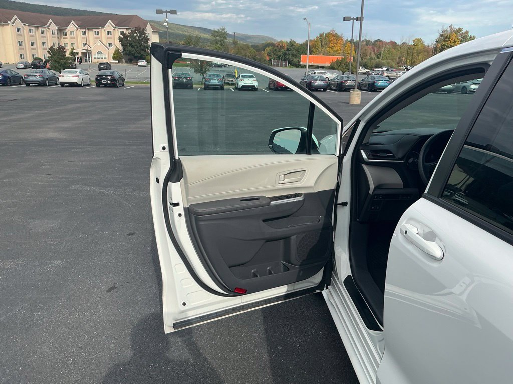 Used 2024 Toyota Sienna LE AWD/4WD image 20