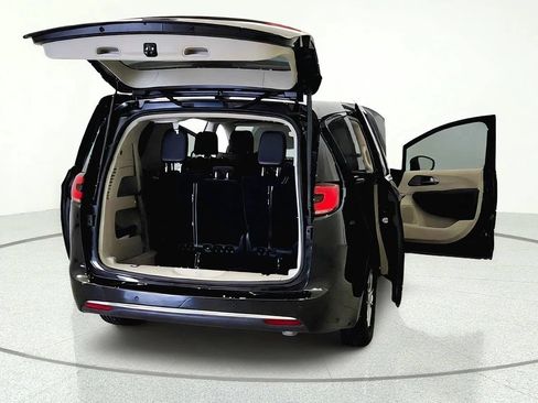 Used 2023 Chrysler Pacifica Touring-L FWD image 11