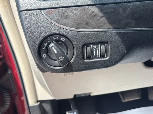 Used 2016 Chrysler Town & Country Touring w/ Driver Convenience Group FWD image 20