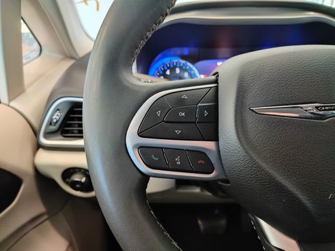 Used 2024 Chrysler Pacifica Touring-L image 10