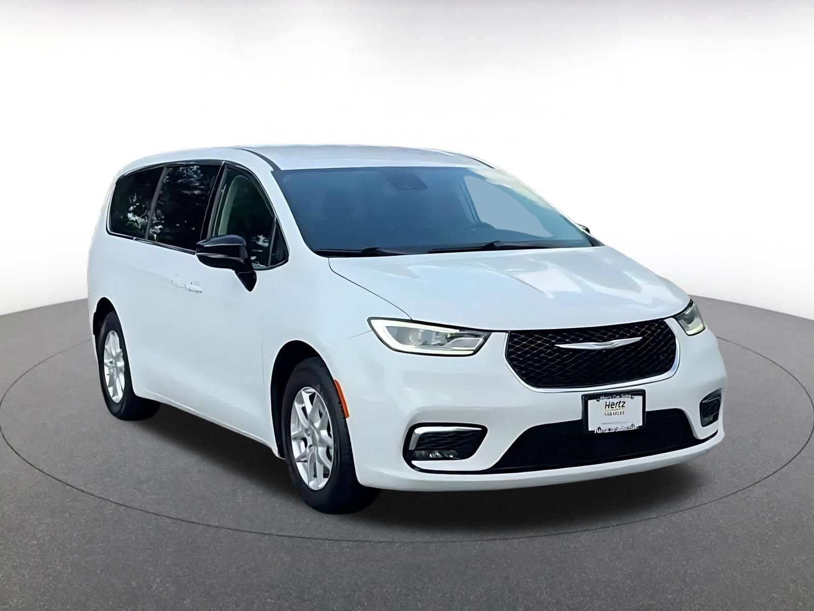 Used 2024 Chrysler Pacifica Touring-L FWD image 3