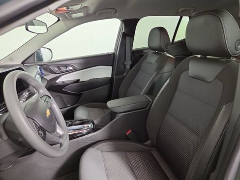 Used 2025 Chevrolet Trax LT FWD image 13