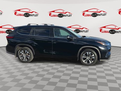 Used 2021 Toyota Highlander XLE AWD/4WD image 9