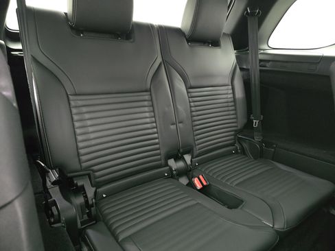 New 2025 Land Rover Discovery Dynamic SE image 12