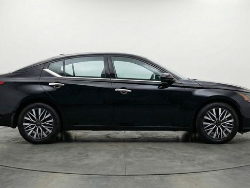 Used 2025 Nissan Altima 2.5 SV image 11