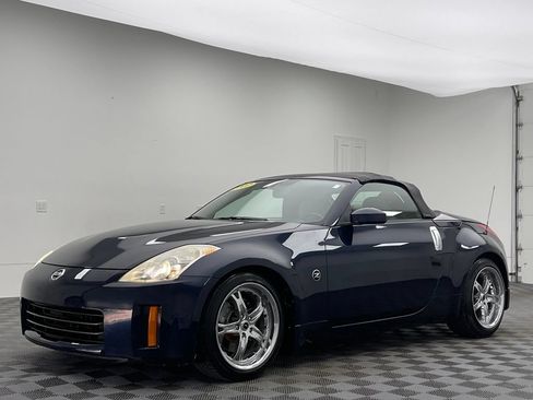 Used 2007 Nissan 350Z Touring RWD image 2