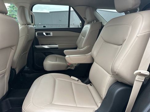 Used 2021 Ford Explorer XLT w/ Equipment Group 202A image 5