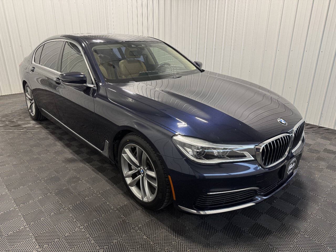 Used 2019 BMW 750i xDrive w/ Executive Package AWD/4WD image 2