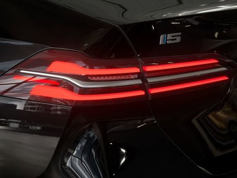 New 2026 BMW i5 eDrive40 image 8