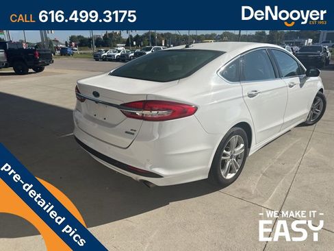 Used 2018 Ford Fusion SE w/ Fusion SE Technology Package image 5