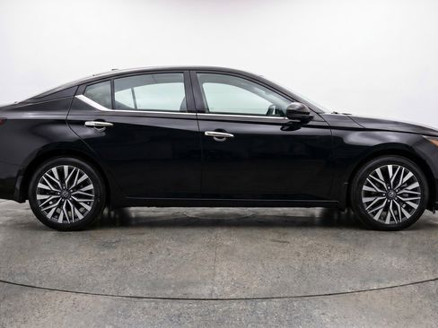 Used 2025 Nissan Altima 2.5 SV FWD image 11