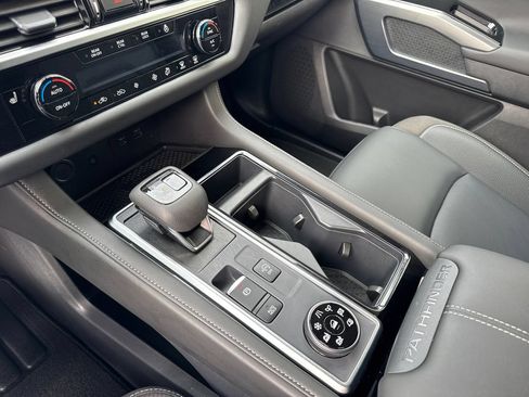 Used 2025 Nissan Pathfinder SL AWD/4WD image 19
