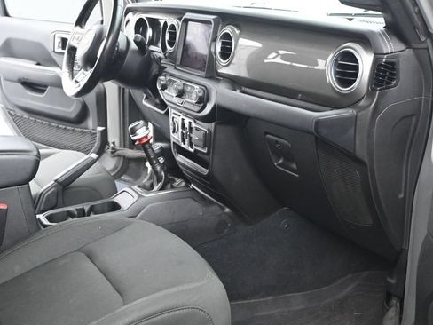 Used 2022 Jeep Gladiator Overland w/ Cold Weather Group AWD/4WD image 6