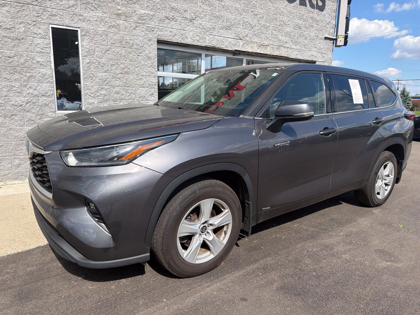 Used 2021 Toyota Highlander LE AWD/4WD image 2