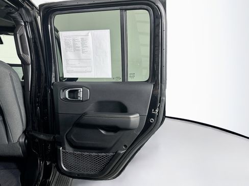 Used 2025 Jeep Wrangler Sahara image 29