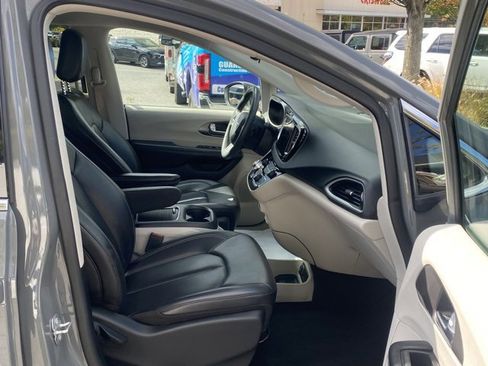 Used 2023 Chrysler Pacifica Touring-L image 30