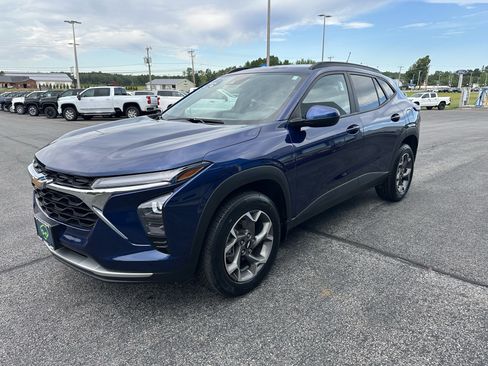 Certified 2024 Chevrolet Trax LT w/ LT Convenience Package FWD image 3
