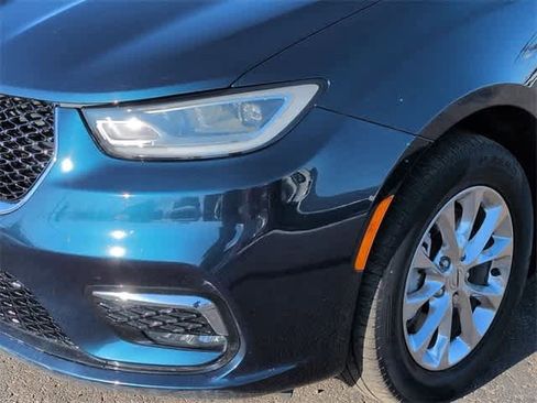 Used 2022 Chrysler Pacifica Touring-L image 11