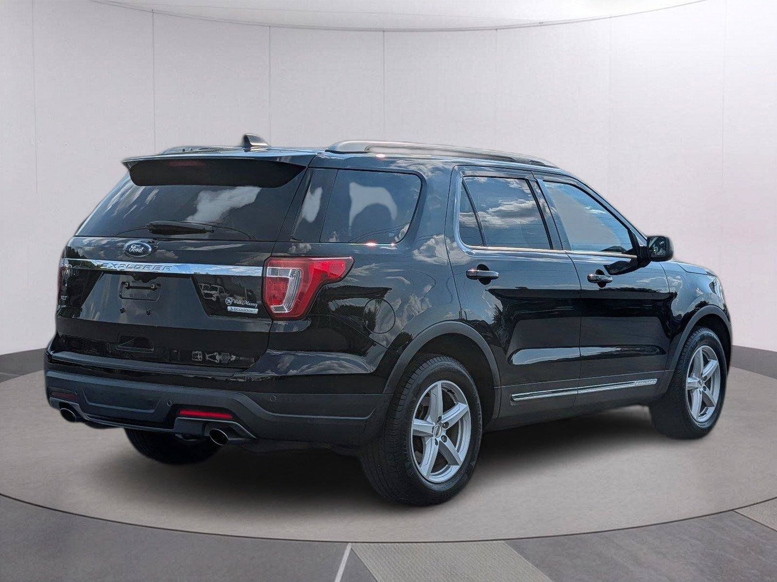 Used 2018 Ford Explorer XLT FWD image 5