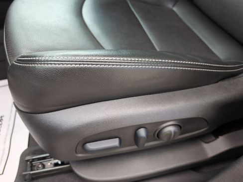 Used 2024 GMC Terrain SLT w/ Infotainment Package II image 15