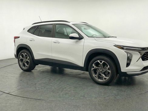 Used 2025 Chevrolet Trax LT w/ LT Convenience Package image 1