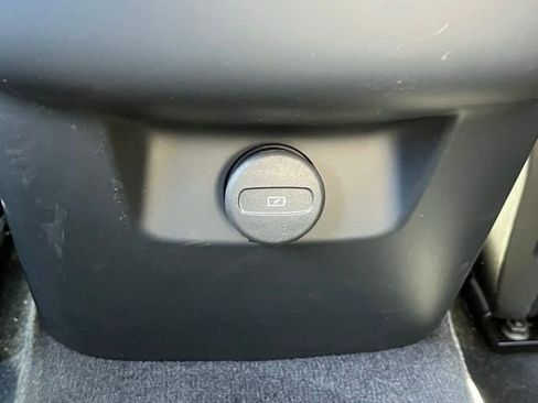 Used 2025 Volvo XC60 B5 Plus image 13