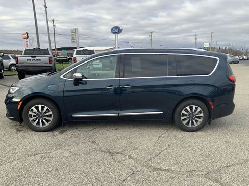 Used 2021 Chrysler Pacifica Limited w/ Premium & Safety Sphere Group image 9