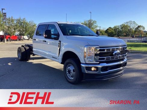 New 2026 Ford F350 4x4 Crew Cab DRW Super Duty image 1