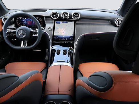 Used 2025 Mercedes-Benz GLC 300 4MATIC image 16