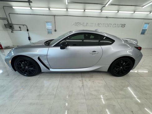 Used 2023 Toyota GR86 Premium w/ ALL Weather Mat Package (TMS) RWD image 9