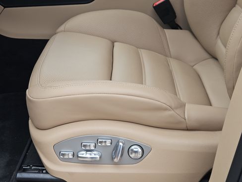 Used 2025 Porsche Macan image 23