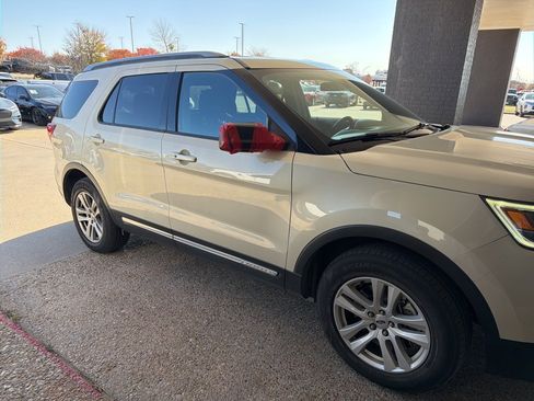 Used 2018 Ford Explorer XLT image 5