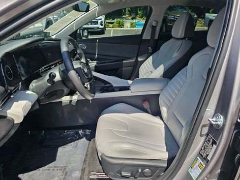 Used 2025 Hyundai Elantra Limited FWD image 55