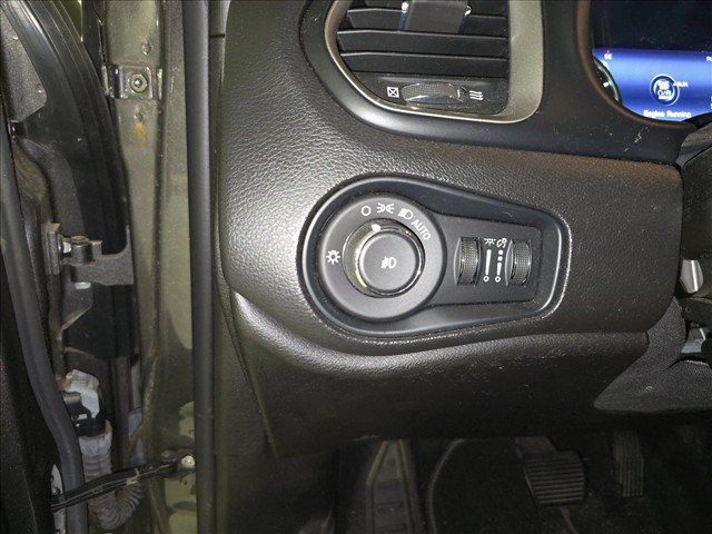 Used 2021 Jeep Renegade Latitude AWD/4WD image 25