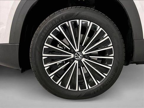Used 2025 Volkswagen Taos SE FWD image 10