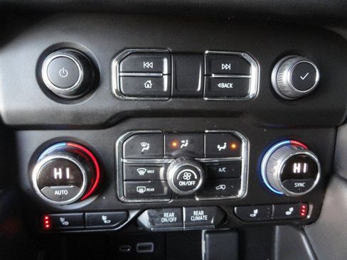 Used 2021 Chevrolet Suburban LT image 19