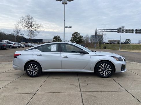 Used 2024 Nissan Altima 2.5 SV image 12