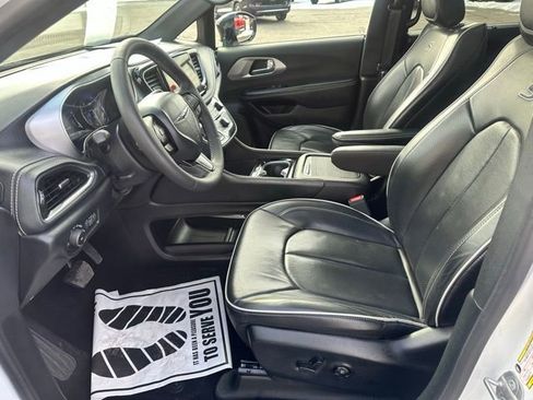 Used 2025 Chrysler Pacifica Limited FWD image 24