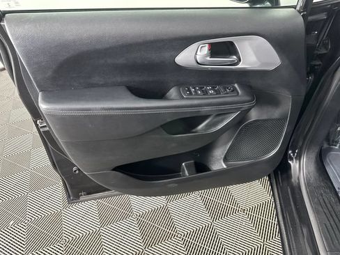 Certified 2018 Chrysler Pacifica Touring-L w/ Premium Audio Group FWD image 18
