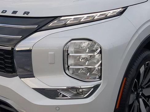 New 2025 Mitsubishi Outlander SE image 10