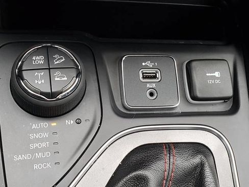 Used 2020 Jeep Cherokee Trailhawk w/ Cold Weather Group AWD/4WD image 26