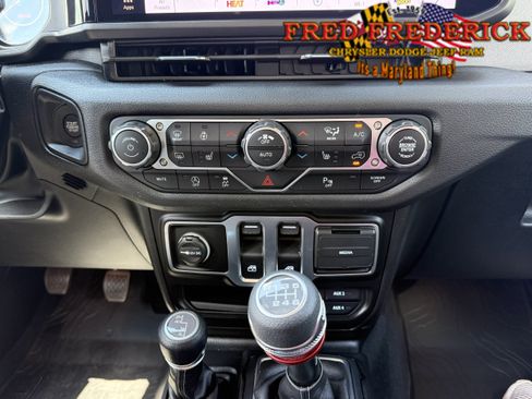 Used 2025 Jeep Wrangler Sport AWD/4WD image 13