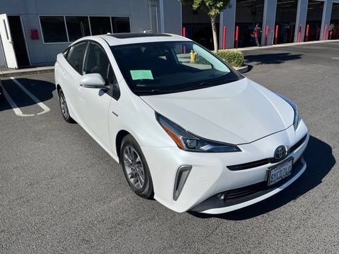 Used 2022 Toyota Prius Limited w/ Premium Convenience Package FWD image 3