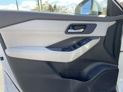 Used 2024 Nissan Rogue SL image 16