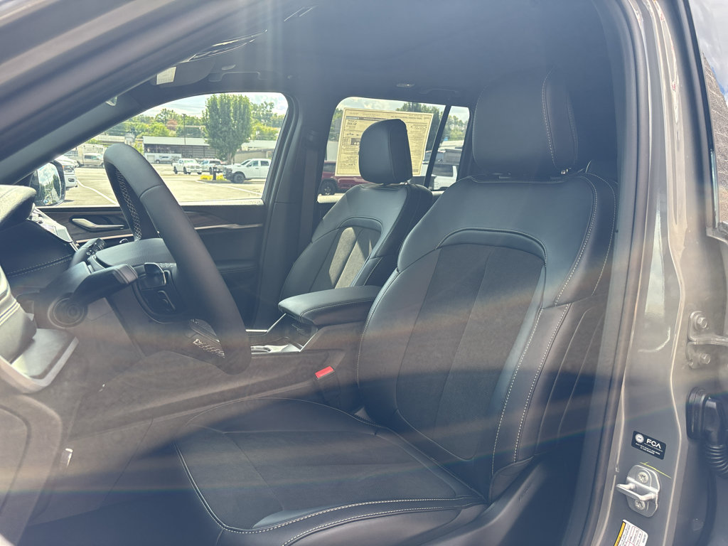 New 2027 Jeep Grand Cherokee Altitude AWD/4WD image 9