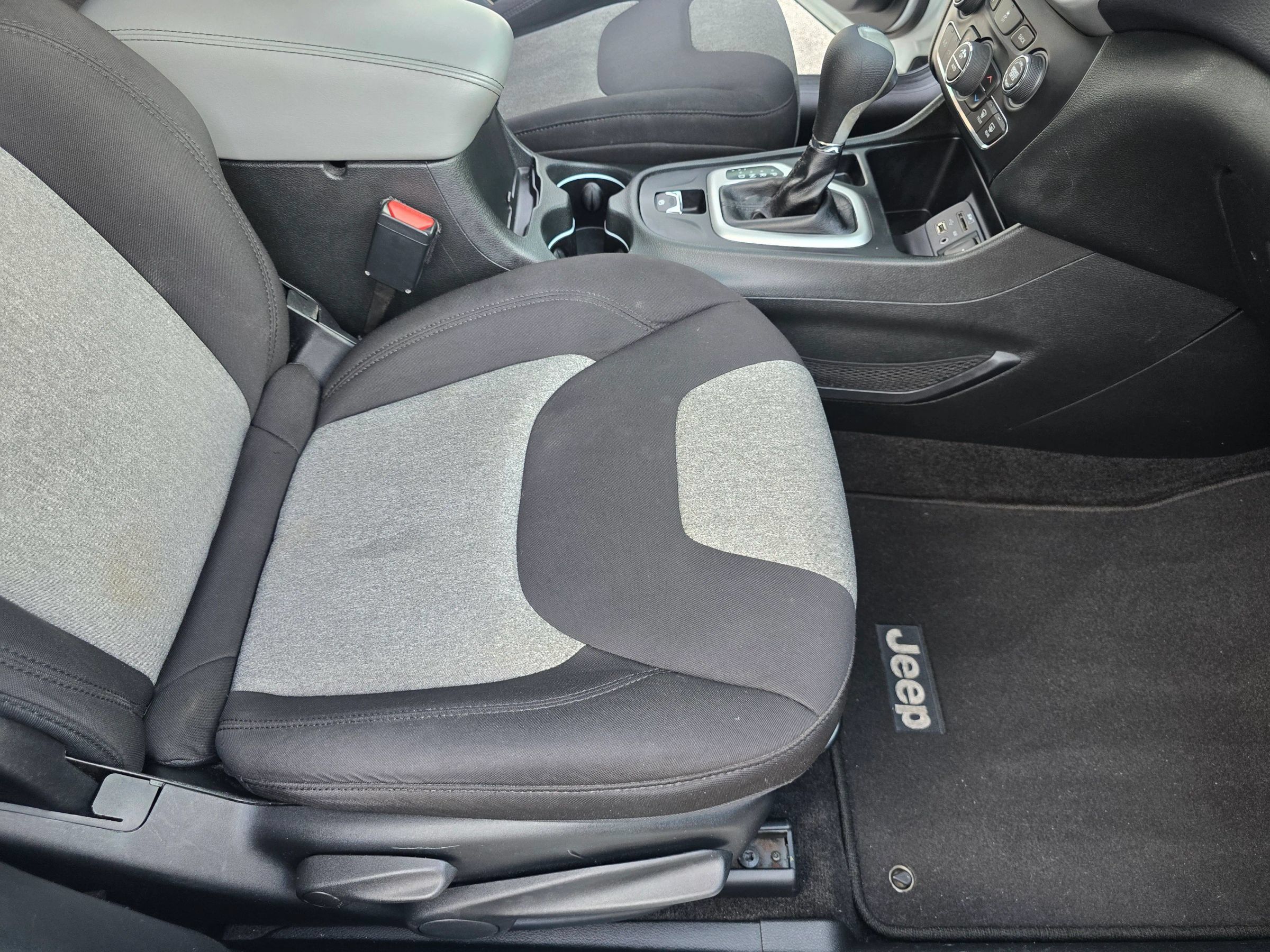 Used 2014 Jeep Cherokee Latitude w/ Comfort/Convenience Group FWD image 20